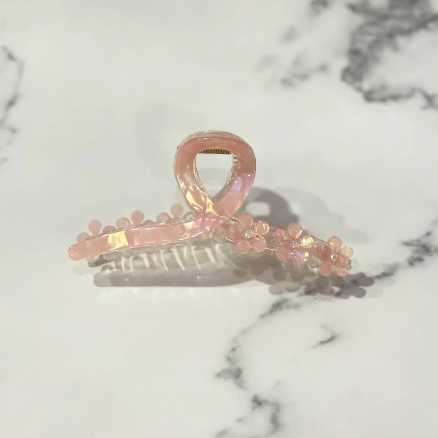 Pink pearl floral hair clutches hair clip with small flower decorations on marble background