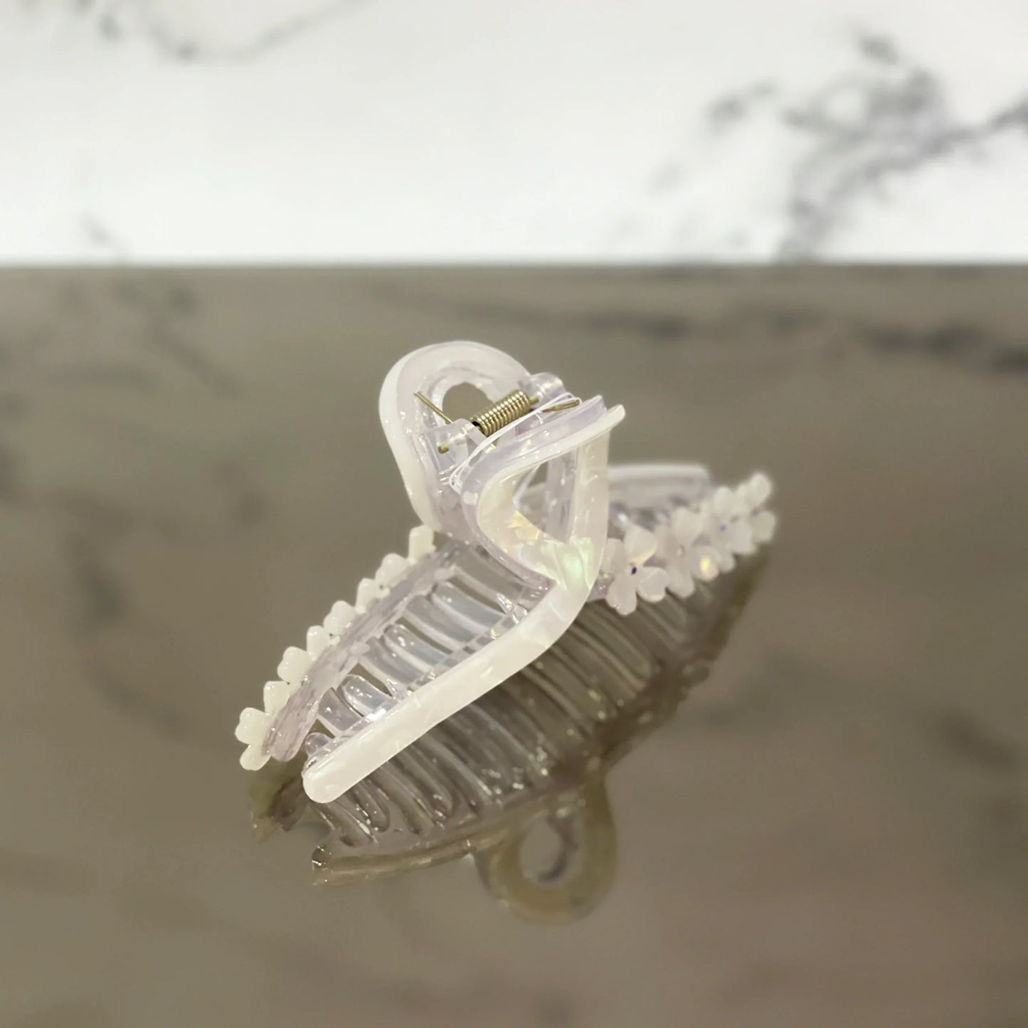 Transparent pearl floral hair clutches with delicate white flower accents for elegant hairstyles