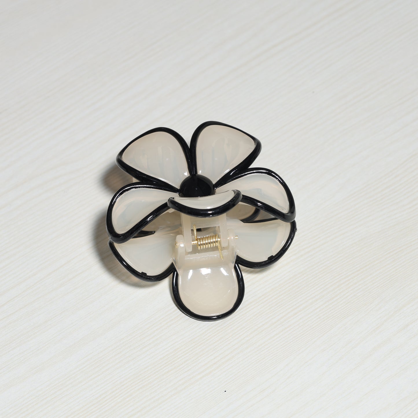 Pearl Finish Single Flower Clutch hair clip with black-edged petals on a light background